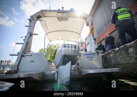 25 mai 2023, Hambourg: Le moteur électrique hors-bord 'bleu de Deep 50' de Torqeedo est vu sur le nouveau bateau de sauvetage 'WS 54' de la police de l'eau lors d'un événement de presse sur l'Alster. Jeudi, la police de l'eau a pris livraison de son premier bateau d'urgence entièrement électrique, un bateau en aluminium reconverti construit en 2003. Photo: Christian Charisius/dpa Banque D'Images