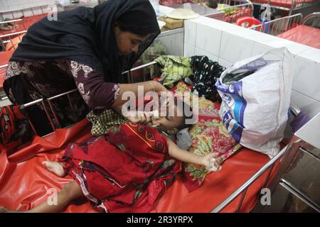 Dhaka, Bangladesh. 09may, 2023. Une mère prend soin de son bébé souffrant de diarrhée dans un hôpital. Les patients atteints de diarrhée augmentent à l'Inter Banque D'Images