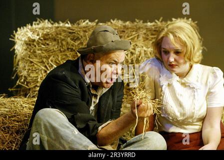 Matthew Kelly (Lennie), Joanne Moseley (épouse de Curley) dans DES SOURIS ET DES HOMMES par John Steinbeck au Savoy Theatre, Londres WC2 23/10/2003 a Birmingham Repertory Theatre conception de production: Simon Higlett éclairage: Tim Mitchell directeur: Jonathan Church Banque D'Images