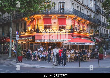 Paris, France - 10 mai 2022. Vue des touristes ayant dîner un beau bistrot dans le centre de Paris Banque D'Images