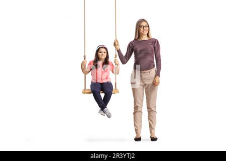 Mère debout à côté de la fille sur une balançoire en bois isolée sur fond blanc Banque D'Images