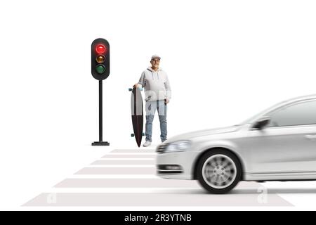 Homme mûr avec une longue planche attendant aux feux de signalisation isolés sur fond blanc Banque D'Images