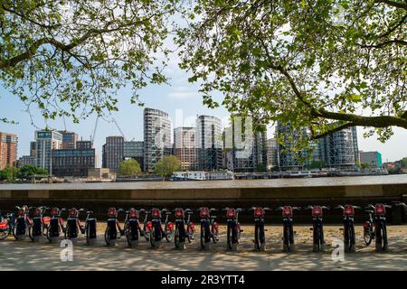 Londres, Royaume-Uni. 22nd mai 2023. Une rangée de vélos Santander à louer à côté de la Tamise. De nombreux blocs d'appartements de luxe au bord de la rivière ont été construits le long de la Tamise à Vauxhall et Battersea, Londres. D'autres développements sont également en cours dans la région. Crédit : Maureen McLean/Alay Banque D'Images