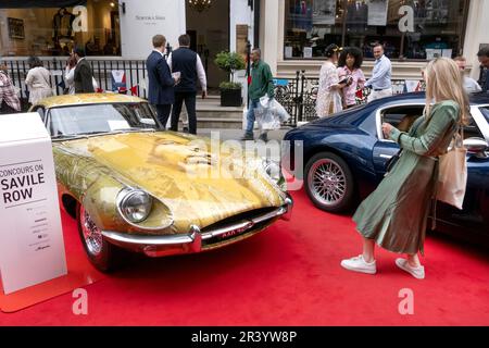 Cours sur Savile Row 2023. Les voitures classiques se trouvent dans la célèbre rue pour être tailleur à Londres au Royaume-Uni Banque D'Images