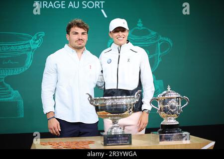 Paris, France. 25th mai 2023. Paris, France. 25 mai 2023, Antoine Dupont, IGA Swiatek participe au tirage au sort de Roland-Garros 2023 sur 25 mai 2023 à Paris, France. Photo de Nasser Berzane/ABACAPRESS.COM crédit: Abaca Press/Alay Live News Banque D'Images