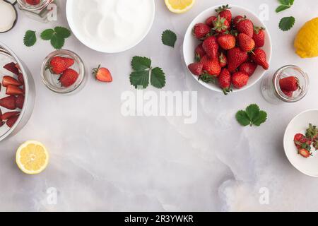 Préparation des fraises à confiture. Assaisonnez la mise en conserve des baies et la préparation de confiture maison Banque D'Images