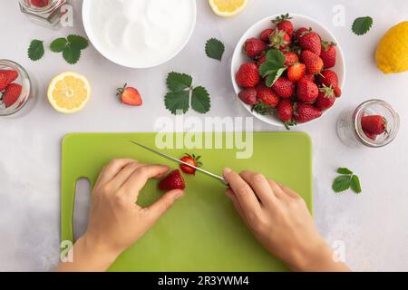 Préparation des fraises à confiture. Assaisonnez la mise en conserve des baies et la préparation de confiture maison Banque D'Images