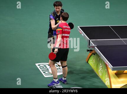 Durban, Afrique du Sud. 25th mai 2023. Wang Manyu (L) de Chine salue Nina Mittelham d'Allemagne après leurs femmes célibataires ronde de 16 match à 2023 ITTF Championnats du monde de tennis de table finales à Durban, Afrique du Sud, 25 mai 2023. Crédit: Wang Dongzhen/Xinhua/Alay Live News Banque D'Images