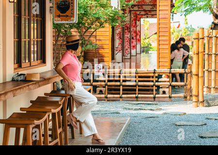 KANCHANABURI -THAÏLANDE, AVRIL 1 ,2023 : touristes non identifiés viennent visiter et prendre des photos avec restaurant et café avec un beau jardin décoré Banque D'Images