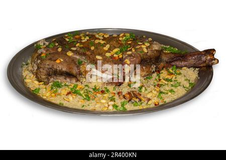Ouzi arabe (agneau farci au riz). Une sorte de cuisine arabe traditionnelle. décoration aux amandes, aux noix et au persil. Banque D'Images