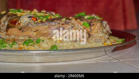 Ouzi arabe (agneau farci au riz). Une sorte de cuisine arabe traditionnelle. décoration aux amandes, aux noix et au persil. Banque D'Images