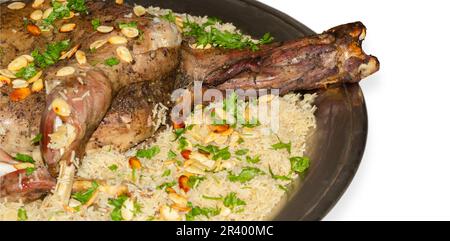 Ouzi arabe (agneau farci au riz). Une sorte de cuisine arabe traditionnelle. décoration aux amandes, aux noix et au persil. Banque D'Images