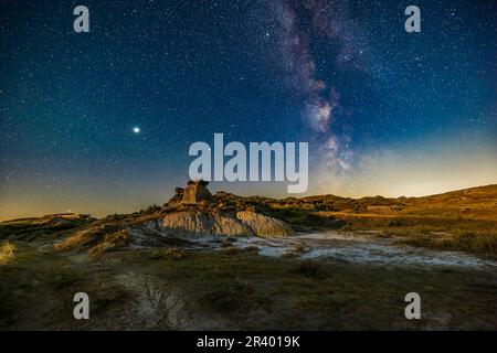 Été Milky Way au-dessus des formations des terrains de thé au parc provincial Dinosaur, Alberta, Canada. Banque D'Images