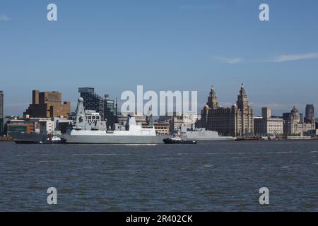 Liverpool, Royaume-Uni. 24th mai 2023. HMS Defender et la frégate Begatane de la Marine française à côté au terminal de croisière de Liverpool deux des navires de guerre qui visitent Liverpool comme le 80th anniversaire de la bataille de l'Atlantique Credit: PN News/Alay Live News Banque D'Images