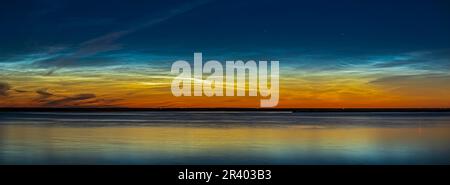 Nuages lumineux et nocturnes sur le réservoir de la vallée de la chenille, en Alberta, au Canada. Banque D'Images