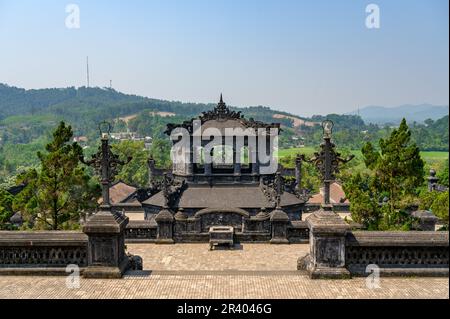 Constructions ornementales en pierre au mausolée de l'empereur Khai Dinh sur la montagne Chau Chu près de Hue, l'ancienne capitale du Vietnam. Banque D'Images