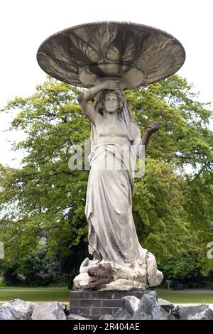 Une belle fontaine à Iveagh Gardens à Dublin, Irlande. Banque D'Images