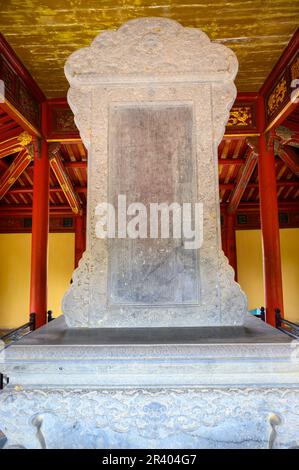 À l'intérieur de la maison de Stele dans le complexe de la tombe de Minh Mang, le deuxième empereur de la dynastie Nguyen, sur le mont Cam Ke (Hieu) à l'extérieur de Hue, Vietnam. Banque D'Images