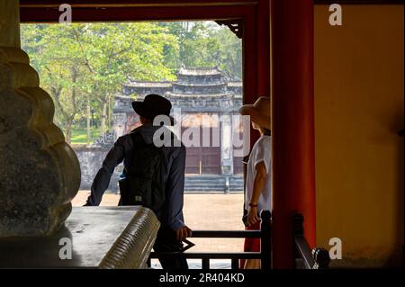 À l'intérieur de la maison de Stele dans le complexe de la tombe de Minh Mang, le deuxième empereur de la dynastie Nguyen, sur le mont Cam Ke (Hieu) à l'extérieur de Hue, Vietnam. Banque D'Images