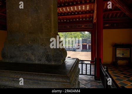 À l'intérieur de la maison de Stele dans le complexe de la tombe de Minh Mang, le deuxième empereur de la dynastie Nguyen, sur le mont Cam Ke (Hieu) à l'extérieur de Hue, Vietnam. Banque D'Images