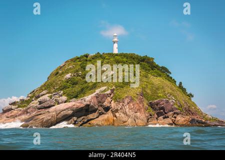 Un phare situé sur une île dans le sud du Brésil. Guide pour les bateaux et les navires. Banque D'Images