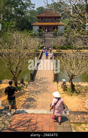 Chemin et marches vers le pavillon Minh Lau dans le complexe tombeau de Minh Mang, deuxième empereur de la dynastie Nguyen, sur le mont Cam Ke (Hieu) à l'extérieur de Hue, Vietnam. Banque D'Images