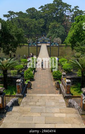 Jardins paysagers et lac dans le complexe tombeau de Minh Mang, le deuxième empereur de la dynastie Nguyen, sur le mont Cam Ke (Hieu) à l'extérieur de Hue, Vietnam. Banque D'Images