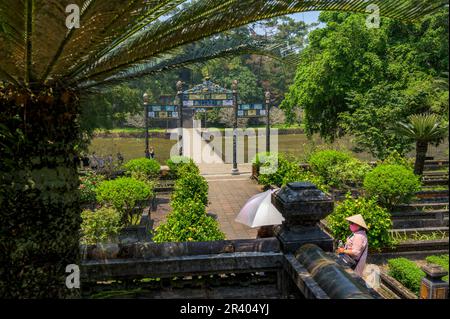 Jardins paysagers et lac dans le complexe tombeau de Minh Mang, le deuxième empereur de la dynastie Nguyen, sur le mont Cam Ke (Hieu) à l'extérieur de Hue, Vietnam. Banque D'Images