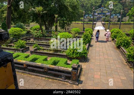 Jardins paysagers et lac dans le complexe tombeau de Minh Mang, le deuxième empereur de la dynastie Nguyen, sur le mont Cam Ke (Hieu) à l'extérieur de Hue, Vietnam. Banque D'Images