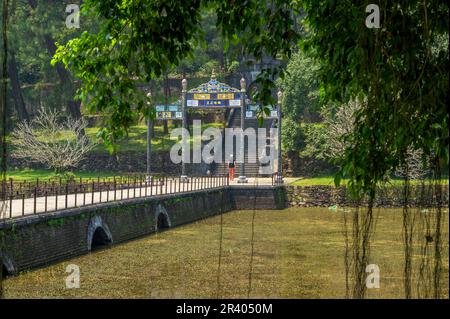 Le pont Thong Minh Chinh Truc et le lac Tan Nguyet dans le complexe tombeau de Minh Mang, le deuxième empereur de la dynastie Nguyen, à l'extérieur de Hue, au Vietnam. Banque D'Images