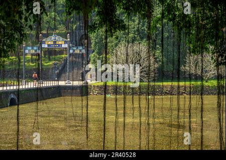 Le pont Thong Minh Chinh Truc et le lac Tan Nguyet dans le complexe tombeau de Minh Mang, le deuxième empereur de la dynastie Nguyen, à l'extérieur de Hue, au Vietnam. Banque D'Images