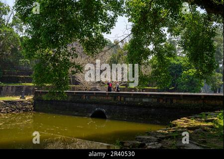 Le pont Thong Minh Chinh Truc et le lac Tan Nguyet dans le complexe tombeau de Minh Mang, le deuxième empereur de la dynastie Nguyen, à l'extérieur de Hue, au Vietnam. Banque D'Images