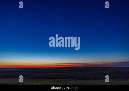 Conjonction de la lune et de vénus dans le ciel de l'aube, dans le sud de l'Alberta, au Canada. Banque D'Images