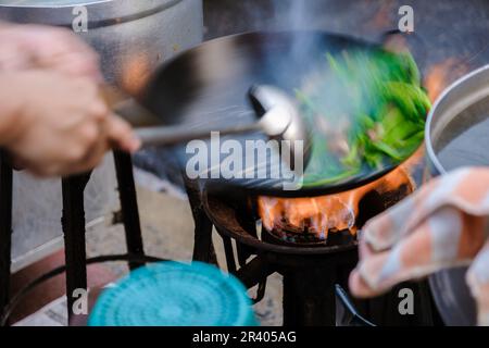 Bangkok Ratchawat Thaïlande cuisine thaïlandaise de rue dans une cabine de nourriture avec un wok poêle remuer les légumes Banque D'Images