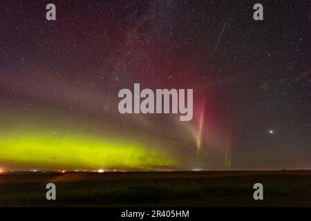 Un Aurora borealis de Kp4 niveaux avec un STEVE arc, Alberta, Canada. Banque D'Images