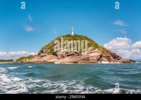 Un phare situé sur une île dans le sud du Brésil. Guide pour les bateaux et les navires. Banque D'Images