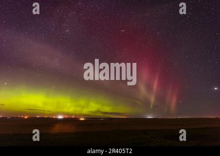 Un Aurora borealis de Kp4 niveaux avec un STEVE arc, Alberta, Canada. Banque D'Images