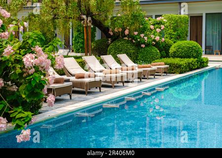 Hôtel de luxe 5 étoiles piscine en Asie avec chaises Banque D'Images