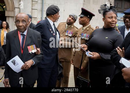 Des amis, du personnel de service et des membres de la communauté des Caraïbes se réunissent après les funérailles du Sgt Peter Brown, un aviateur de la RAF WW2 né en Jamaïque à l'église historique St Clement Danes de la Royal Air Force, le 25th mai 2023, à Londres, en Angleterre. Des centaines de membres des forces armées, de la communauté des Caraïbes, d'amis et de voisins ont assisté au service parce que le Sgt Brown était l'un des derniers pilotes des Caraïbes, Un groupe de volontaires afro-antillais RAF, mais quand il est mort à l'âge de 96 ans aucun membre de la famille n'a été retracé et donc une campagne suivie pour reconnaître son service de guerre et pour Banque D'Images