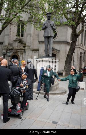 Des amis, du personnel de service et des membres de la communauté des Caraïbes se réunissent après les funérailles du Sgt Peter Brown, un aviateur RAF WW2 né en Jamaïque, sous la statue d'Arthur (Bomber) Harris, devant l'église historique St Clément Danes de la Royal Air Force, le 25th mai 2023, à Londres, en Angleterre. Des centaines de membres des forces armées, de la communauté des Caraïbes, d'amis et de voisins ont assisté au service parce que le Sgt Brown était l'un des derniers pilotes des Caraïbes, Un groupe de volontaires afro-antillais RAF personnel mais quand il est mort à l'âge de 96 ans aucun membre de la famille n'a été retracé et donc une campagne Banque D'Images