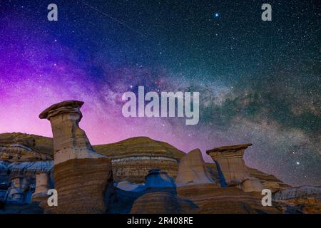 La voie lactée estivale de Cygnus se lève au-dessus des formations de Hoodoo près de Drumheller, Alberta, Canada. Banque D'Images