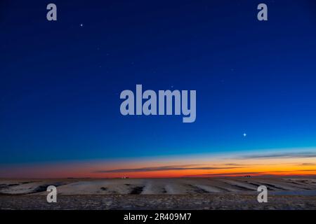 Gamme de Jupiter, Vénus et Saturne dans le ciel crépuscule, Alberta, Canada. Banque D'Images