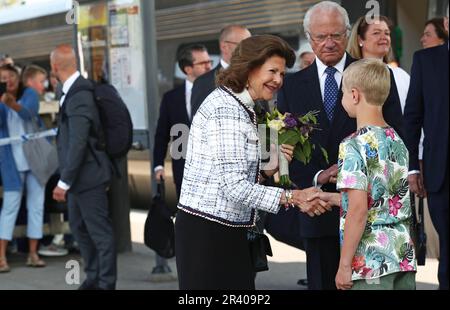 Le roi de Suède Carl XVI Gustaf et la reine Silvia lors d'une visite à Linkšping, en Suède, jeudi, à l'occasion du Jubilé du Trône de 50th du roi de Suède. Sur la photo : le roi Carl XVI Gustaf et la reine Silvia arrivent à la gare centrale. Banque D'Images