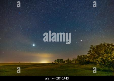 Jupiter et Saturne bas dans le ciel sud-est dans le sud de l'Alberta, Canada. Banque D'Images