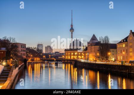 La rivière Spree, le Musée de la Bode et la Tour de télévision de Berlin avant le lever du soleil Banque D'Images