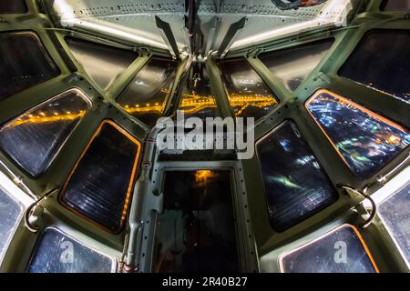 Poste de pilotage d'un avion il-76MD de l'Armée de l'Air russe de nuit (siège du navigateur). Banque D'Images