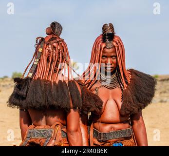 Deux femmes de la tribu Himba se font face dans la robe traditionnelle et les coiffures traditionnelles. Banque D'Images