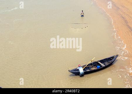 Les pêcheurs et les femmes travaillent pour attraper des crevettes dans la rivière le matin chaud et ensoleillé. Banque D'Images