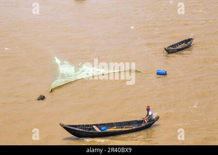 Les pêcheurs et les femmes travaillent pour attraper des crevettes dans la rivière le matin chaud et ensoleillé. Banque D'Images