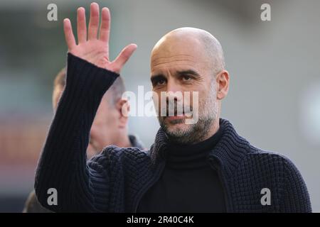 PEP Guardiola sur la ligne de contact en tant que responsable du Manchester City FC au stade AMEX Banque D'Images